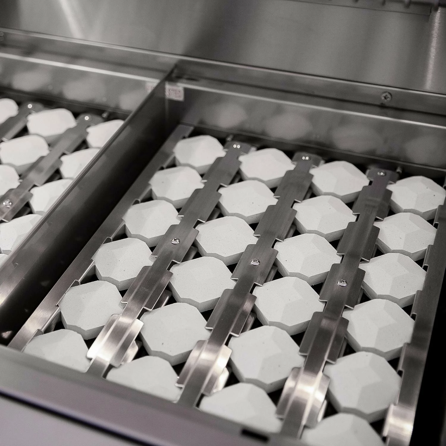 American Made Grills Estate 30-Inch 2-Burner Freestanding Propane Gas Grill 9 American Made Grills Estate 30-Inch 2-Burner Freestanding Propane Gas Grill - Image 7