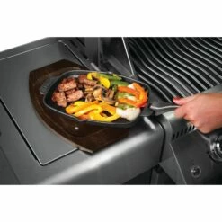 Napoleon PRO Series Cast Iron Sizzle Platter With Wooden Server Set -BBQDIRECT Shop Low Res JPG 56008 CastIronSizzlePlatter InUse